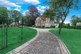 44 Arbor Pl, Glen Cove, NY 11542 - Photo 4