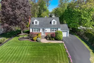 21 Arlene Ct, Pearl River, NY 10965 - Photo 2