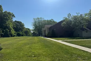 18 Navajo Ct, Coram, NY 11727 - Photo 2