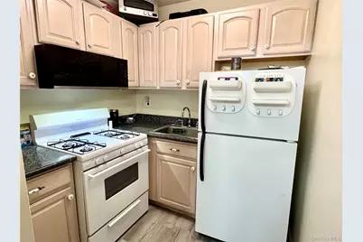 18 Navajo Court #18, Coram, NY 11727 - Photo 4