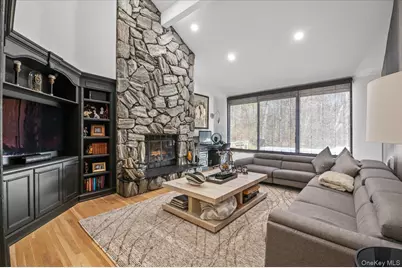 45 Coves Run, Syosset, NY 11791 - Photo 14