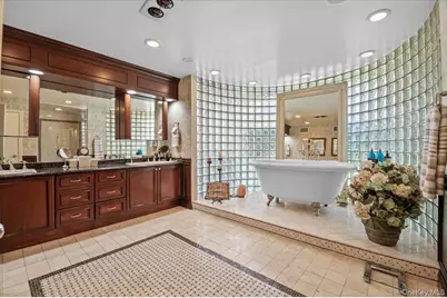 45 Coves Run, Syosset, NY 11791 - Photo 20