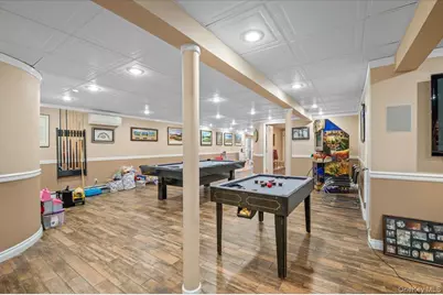 45 Coves Run, Syosset, NY 11791 - Photo 32