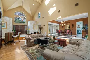 45 Coves Run, Syosset, NY 11791 - Photo 6