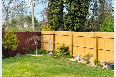 33 Hollins Lane, East Islip, NY 11730 - Photo 40