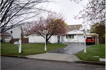 39 Narragansett Avenue, Medford, NY 11763 - Photo 1