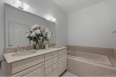 923 Roosevelt Way, Westbury, NY 11590 - Photo 18