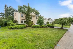 418 Old Courthouse Rd, Manhasset Hills, NY 11040 - Photo 2