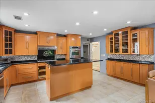 418 Old Courthouse Rd, Manhasset Hills, NY 11040 - Photo 10