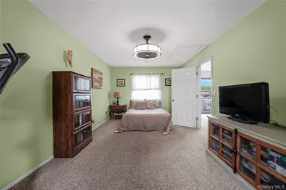 41 Cambridge Drive W, Copiague, NY 11726 - Photo 16