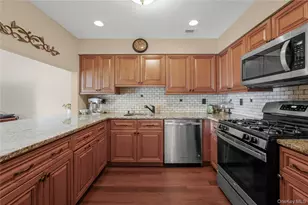 41 Cambridge Dr W, Copiague, NY 11726 - Photo 10
