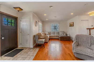 141 Collins Avenue, Williston Park, NY 11596 - Photo 2