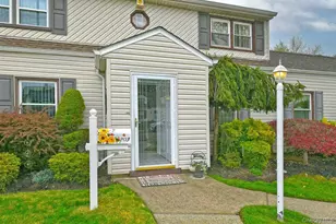 203 Saddle Ln, Levittown, NY 11756 - Photo 4