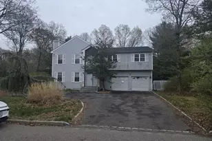 25 Pine Cone Ln, Islandia, NY 11749 - Photo 2