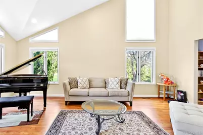 11 Bonnie Lynn Court, Roslyn, NY 11576 - Photo 4