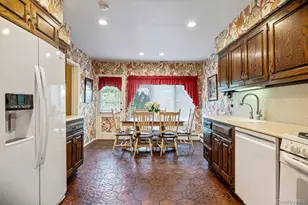 18 Herkimer Ave, Jericho, NY 11753 - Photo 12