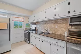 38 Miller Blvd, Syosset, NY 11791 - Photo 10