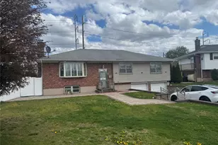 12 Hilton Ct, Hicksville, NY 11801 - Photo 2