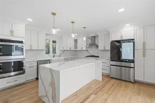 219 Granada Pkwy, Lindenhurst, NY 11757 - Photo 10