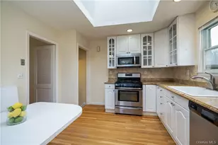 7 Susan Ct, White Plains, NY 10605 - Photo 8