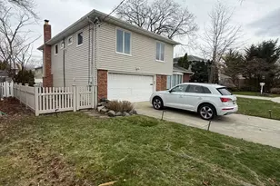 23 Geoffrey Ln, Hewlett, NY 11557 - Photo 2