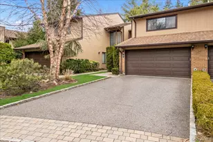 62 Wimbledon Dr, Roslyn, NY 11576 - Photo 2