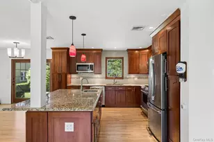 22 Baylis Pl, Syosset, NY 11791 - Photo 12