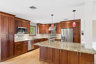 22 Baylis Pl, Syosset, NY 11791 - Photo 10
