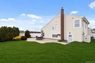 166 Pratt St, West Babylon, NY 11704 - Photo 2