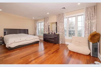 24814 Van Zandt Avenue, Little Neck, NY 11362 - Photo 20