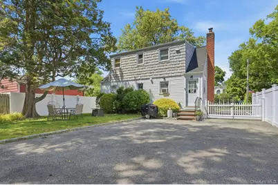 135 Woolsey Avenue, Glen Cove, NY 11542 - Photo 20