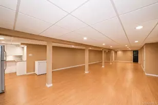 8 Roundabout Rd, Smithtown, NY 11787 - Photo 18