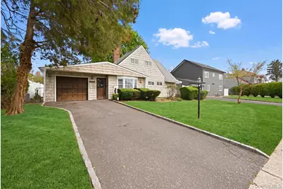 15 Bird Lane, Hicksville, NY 11801 - Photo 2
