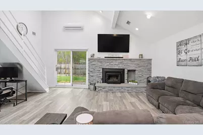 31 13th Street, Holbrook, NY 11741 - Photo 8