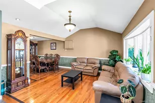35 Peachtree Ln, Hicksville, NY 11801 - Photo 4