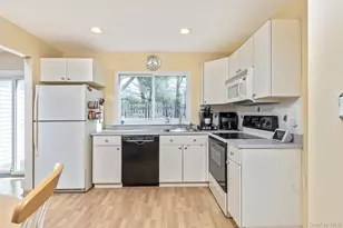 14 Petersburg Ct, Coram, NY 11727 - Photo 4