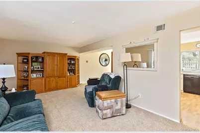 14 Petersburg Ct., Coram, NY 11727 - Photo 12