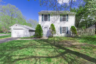 14 Petersburg Ct., Coram, NY 11727 - Photo 2