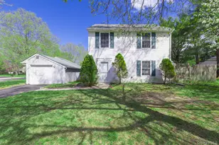 14 Petersburg Ct, Coram, NY 11727 - Photo 2