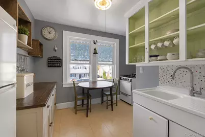40 Rockville Avenue, Rockville Centre, NY 11570 - Photo 12