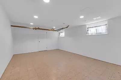 40 Rockville Avenue, Rockville Centre, NY 11570 - Photo 18