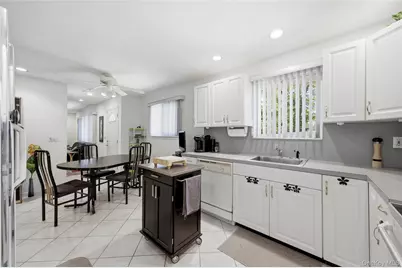 610 Beaver Lane, Ronkonkoma, NY 11779 - Photo 4