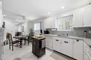 610 Beaver Ln, Ronkonkoma, NY 11779 - Photo 4