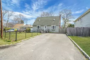 15 Maplewood Dr, Shirley, NY 11967 - Photo 2