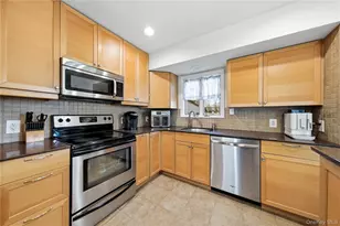 189 Marilynn St, East Islip, NY 11730 - Photo 18