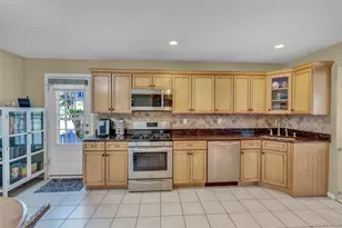 18 Hampton Rd, Lynbrook, NY 11563 - Photo 16