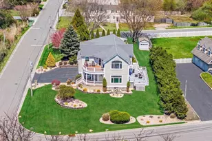 9 Sunset Ln, Patchogue, NY 11772 - Photo 2