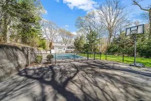 7 Carriage Ct, Dix Hills, NY 11746 - Photo 36