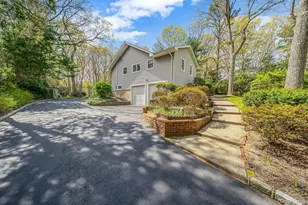 7 Carriage Ct, Dix Hills, NY 11746 - Photo 4