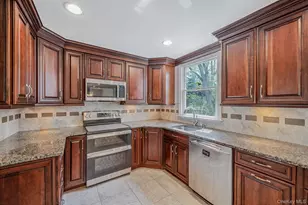 7 Carriage Ct, Dix Hills, NY 11746 - Photo 10